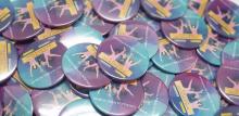 Continúa a campaña de sensibilización e concienciación en materia de igualdade organizada polo CIM, “Por unha igualdade real”, co reparto de chapas e vinilos.